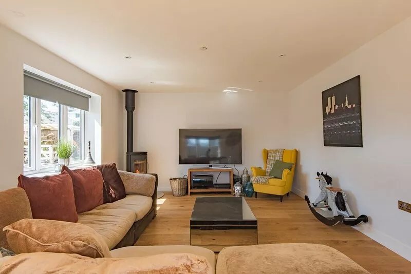 Beautiful holiday home sleeping 8 with parking and huge garden in Deal, minutes