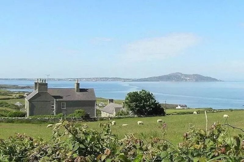 The Back Wing - Pen y Graig farmhouse, Church Bay, sea views, 500m to beach.