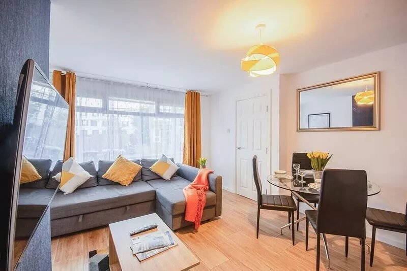 �Spacious 4 Bed House, City Centre -Parking Avail