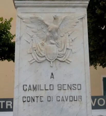 Busto di Cavour nella piazza omonima