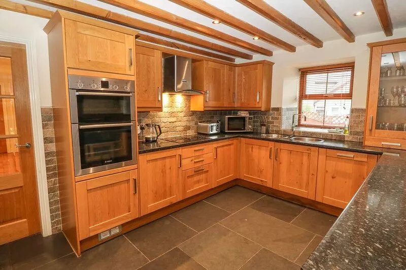 CEFN-YR-EFAIL, pet friendly, character holiday cottage in Porthmadog