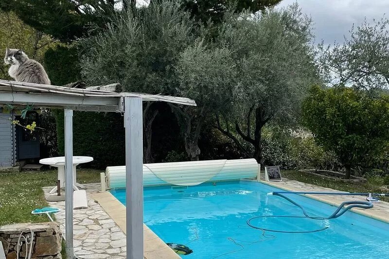 Magnificent, charming villa 10 minutes' walk from the villages, in a peaceful