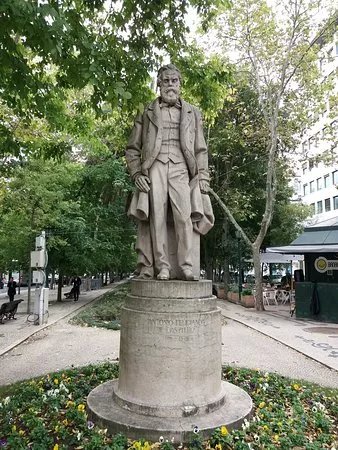 Estatua de Antonio Feliciano de Castilho