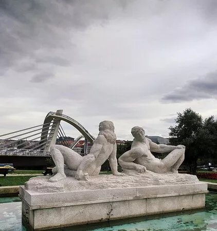 Escultura Dos Namorados
