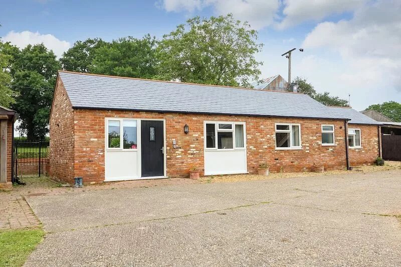 SUNNYSIDE COTTAGE, family friendly, with a garden in King's Lynn