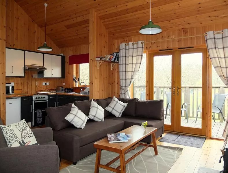 OAK is a charming, well equipped log cabin with hot tub and wood burning stove