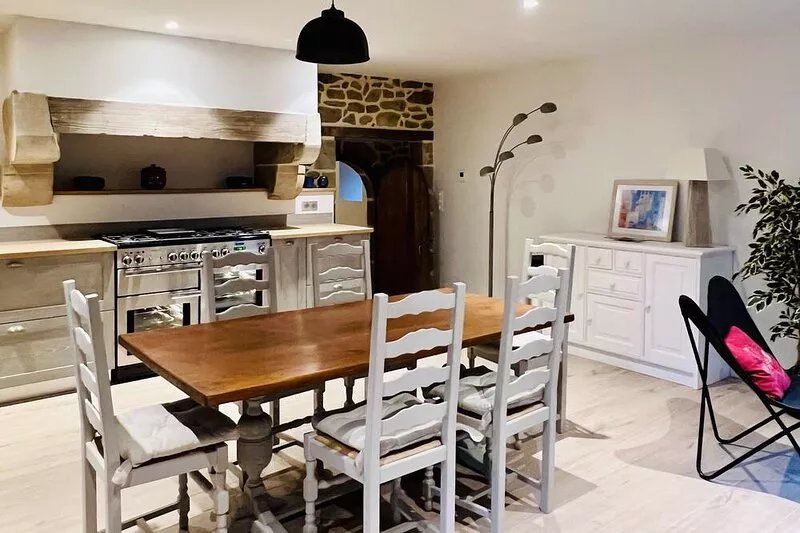 Beautiful farmhouse sleeps 2 to 6+ with 4 bedrooms, 1 bath & 3 shower rooms.