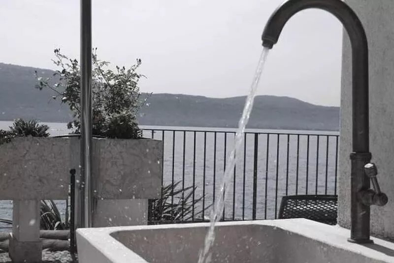 Exclusive villa with direct access and jetty to the lake, and large terrace mi