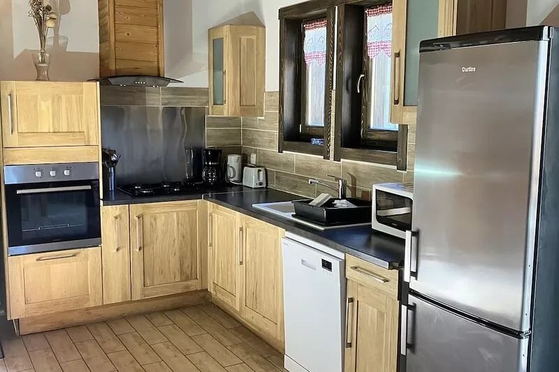 Spacious chalet, sleeps 14/16 with games room