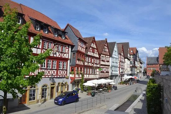 Hauptstrasse mit Fachwerkhauszeile