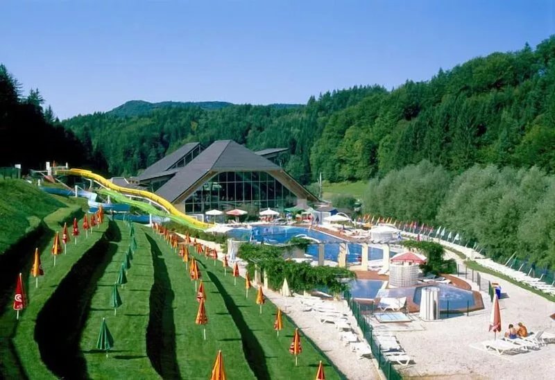 RIVERSIDE CHALET WITH POOL, GREAT LOCATION FOR ATTRACTIONS AND RELAX
