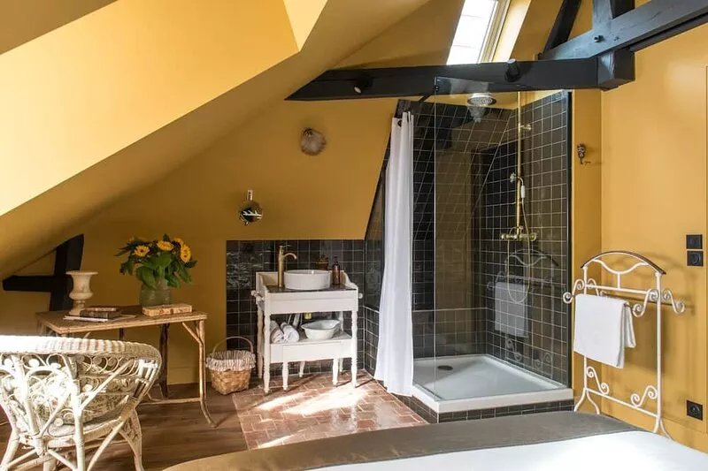 Albertine-Apartment-Ensuite with Shower