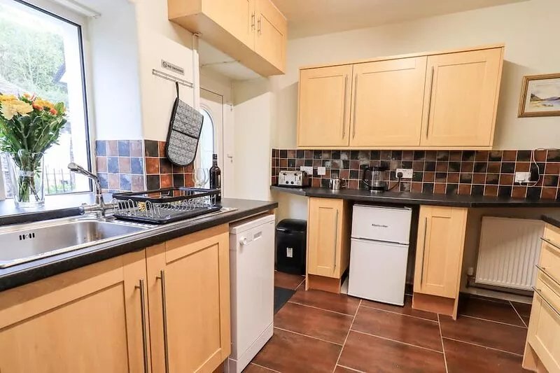 6 CALGARTH VIEW, pet friendly, with a garden in Windermere
