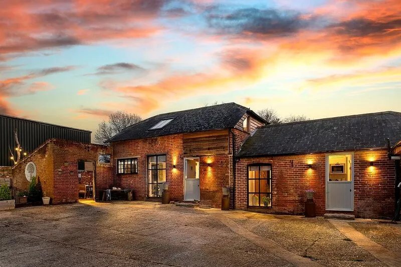 Bluebell Copse Cottages New Forest with hot tub.