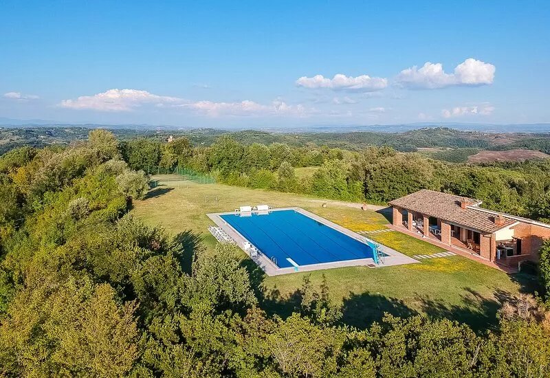 Villa with amazing pool and private tennis for private use