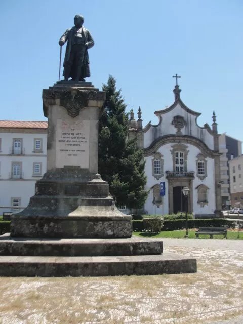 Estatua do Bispo Dom Antonio Alves Martins