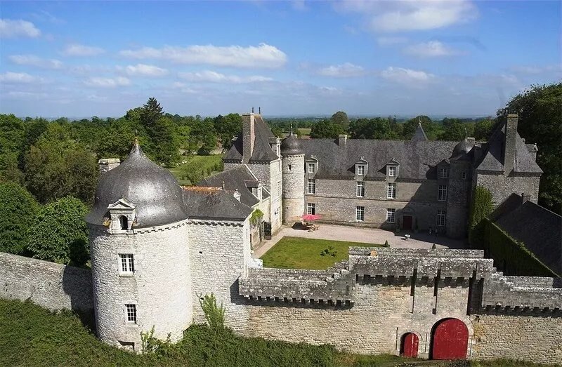 Relaxing and stylish living and vacation in the castle with a large park