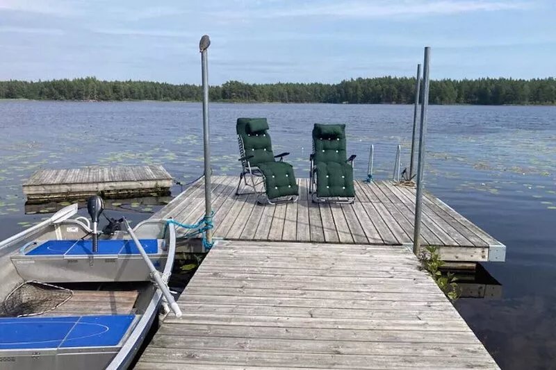 Wonderful holiday home location right on the lake in Småland