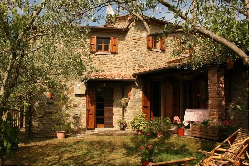 Nice apartment for 4 guests with TV and parking, close to Cortona
