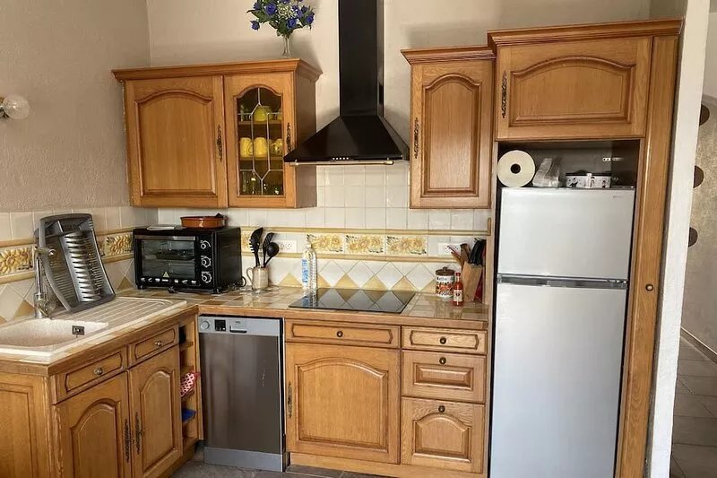 Beautiful air-conditioned apartment in residence with swimming pool and parking