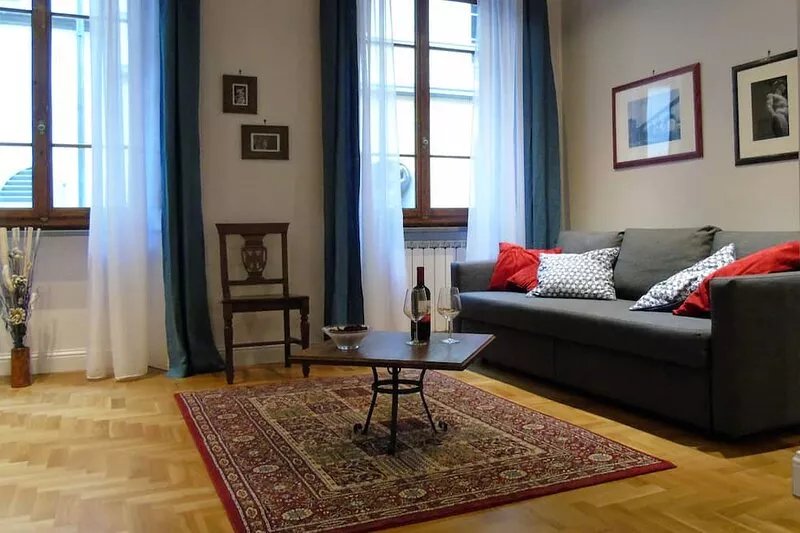 Classic Florentine style apartment, just behind the Cathedral