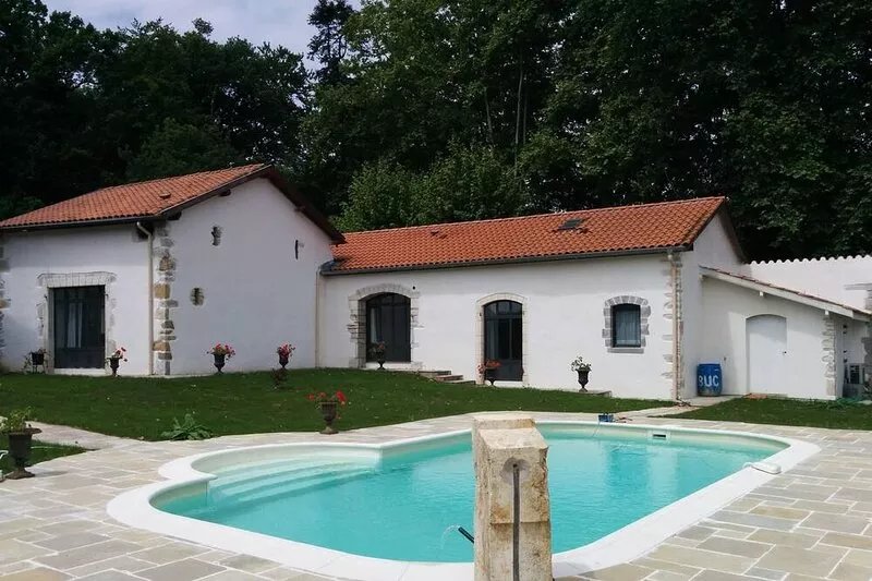 House in Bayonne with swimming pool in wooded park