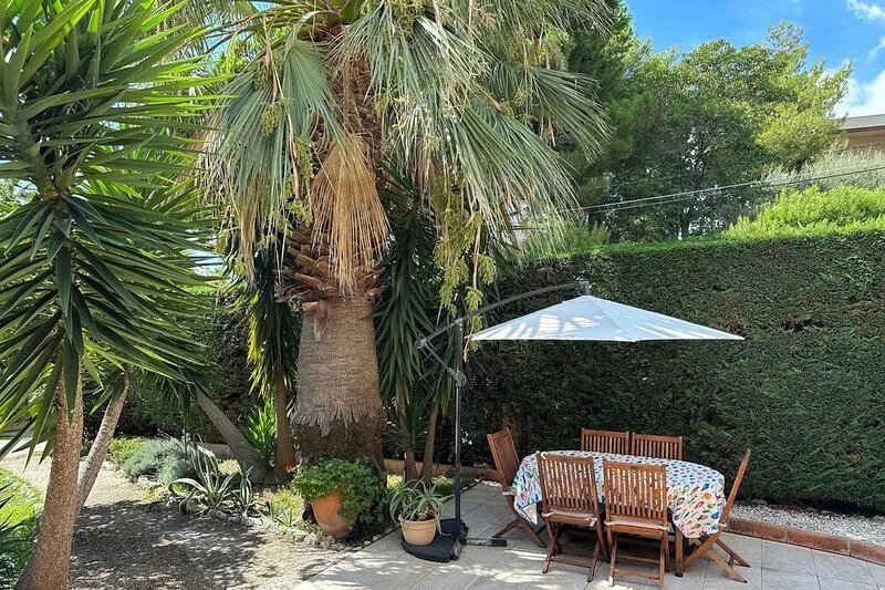 Elegant Provencal villa a stone's throw from the beaches