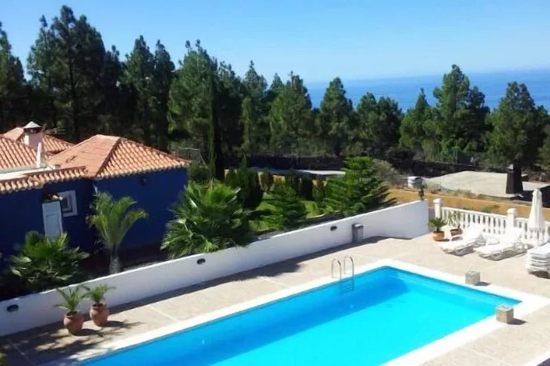 Villas Las Cercas, holiday home with Wi-Fi, swimming pool and parking