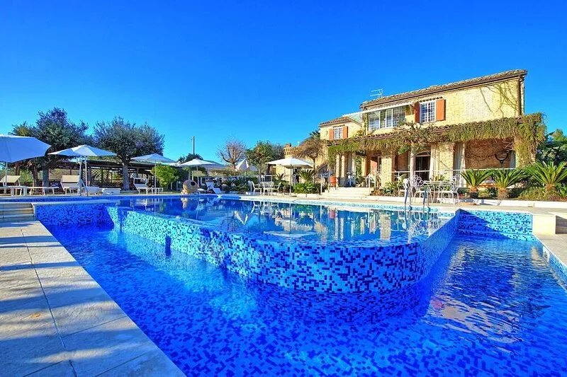 Villa Vittoria - Vacation villa with a private pool 7 km from the sea in Abruzzo
