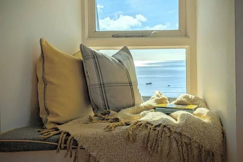 Ideal location for beaches, walking, spectacular views & minutes from town