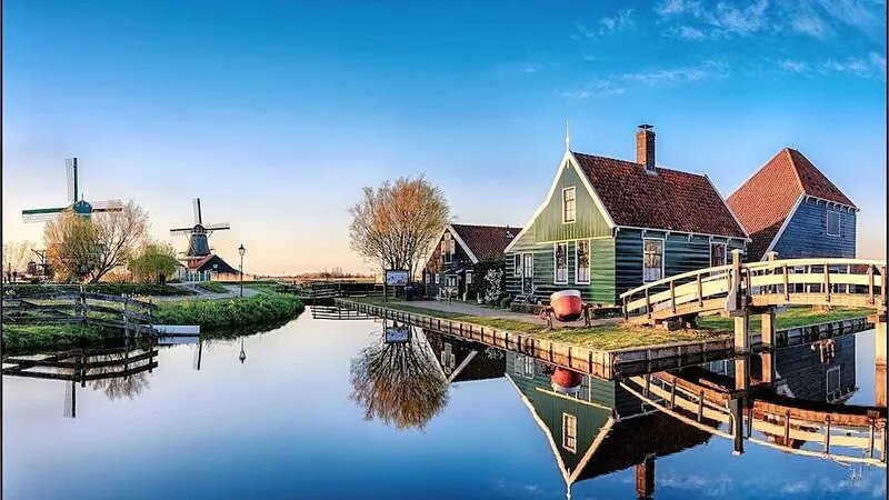 Sunny houseboat near Amsterdam & windmills!