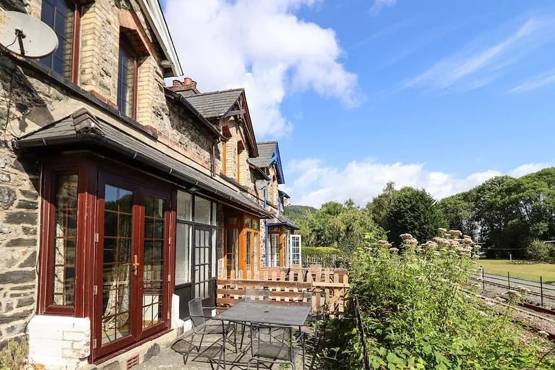 3 RAILWAY COTTAGES, family friendly, with open fire in Betws-Y-Coed