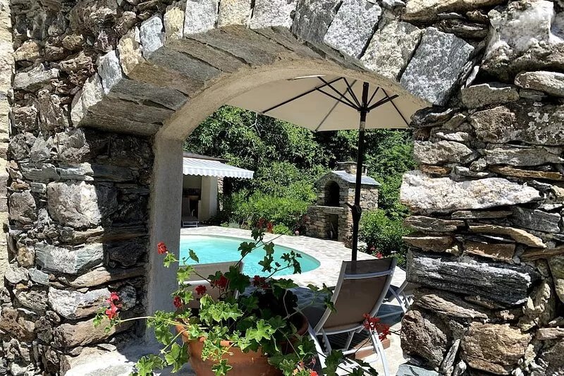Magnificent dry-stone residence, entirely renovated, on 2 floors, swimming pool