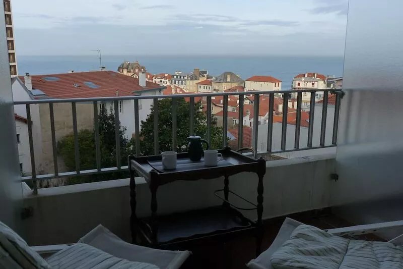 Apt 100m2 ctre city. Sea view, Beaches Bars Restaurants Shopping walk.