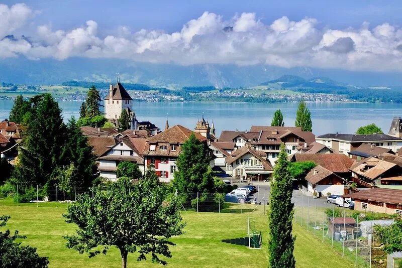 Cozy 2BR Lake View Apt. in Swiss Chalet & Parking.