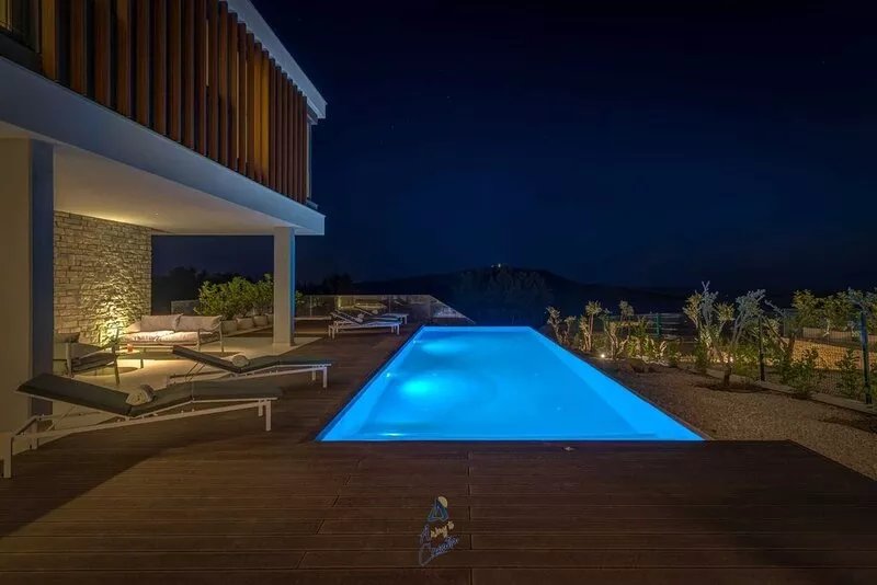 Top luxury design villa for 8 with pool near sea