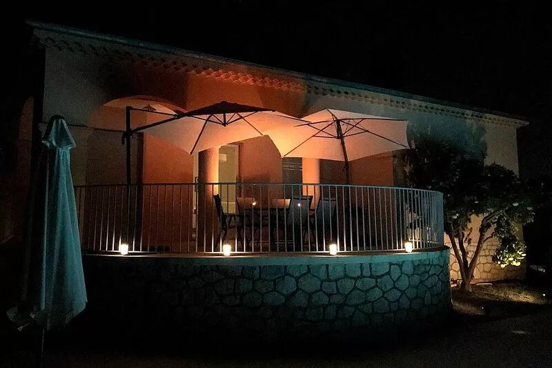 Spacious pet friendly villa with large garden, swimming pool and 3 a/c bedrooms