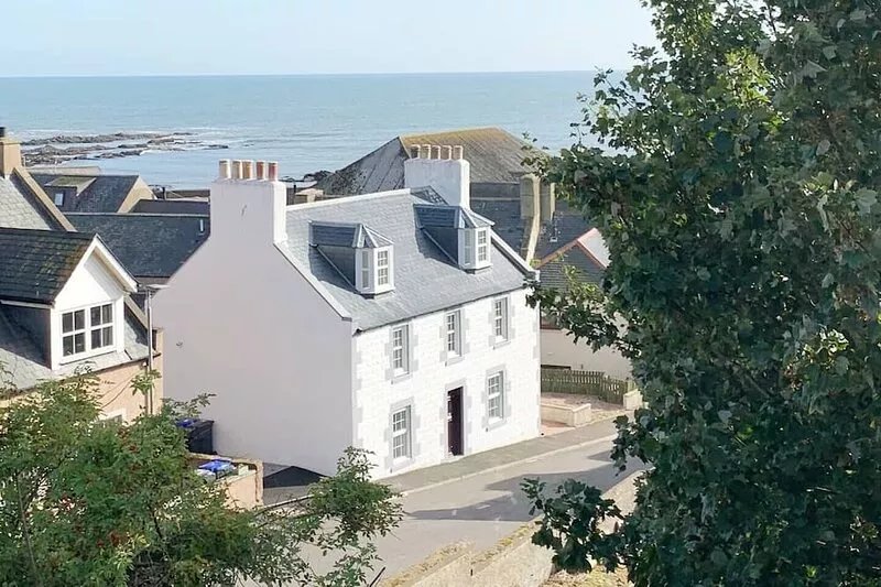 Beautiful Detached House, just meters from the sea