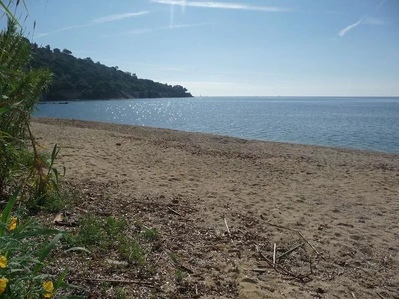 Air-conditioned luxury residence with swimming pool direct access to the sea