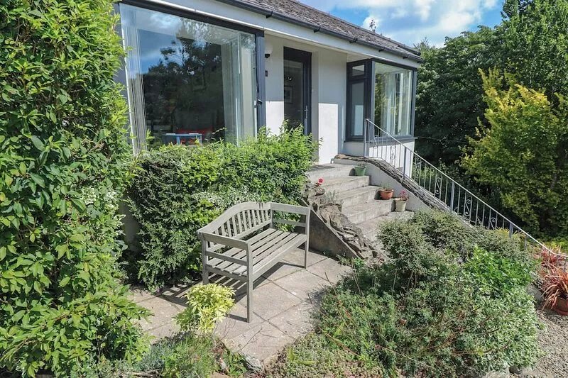PINEWOOD, pet friendly, country holiday cottage in Saundersfoot