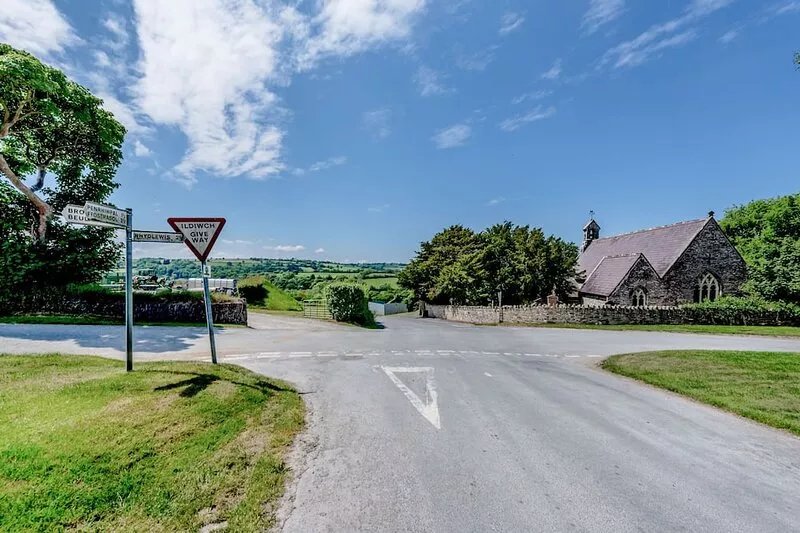 YSGUBOR ISAF, pet friendly, with a garden in Newcastle Emlyn
