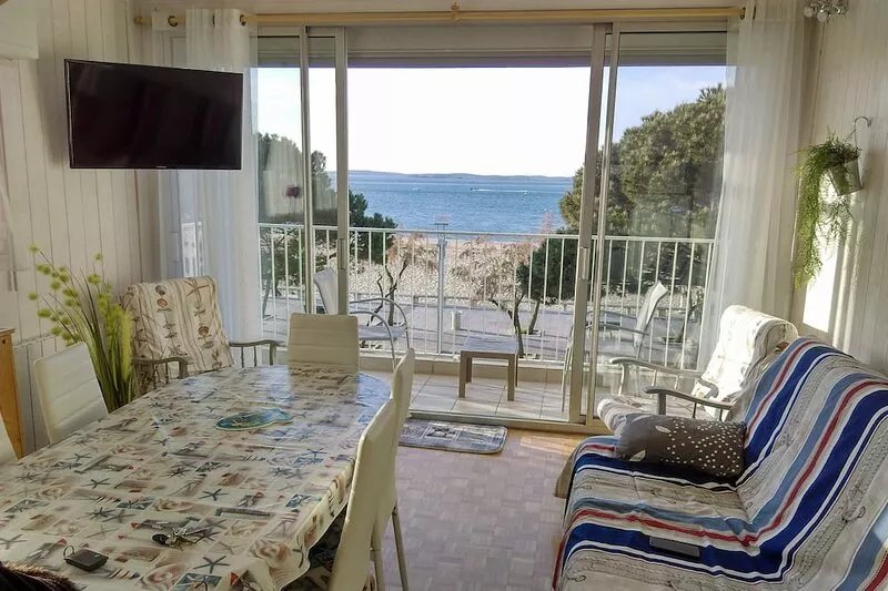 Rent a large T2 direct access to the beach, next to the city center