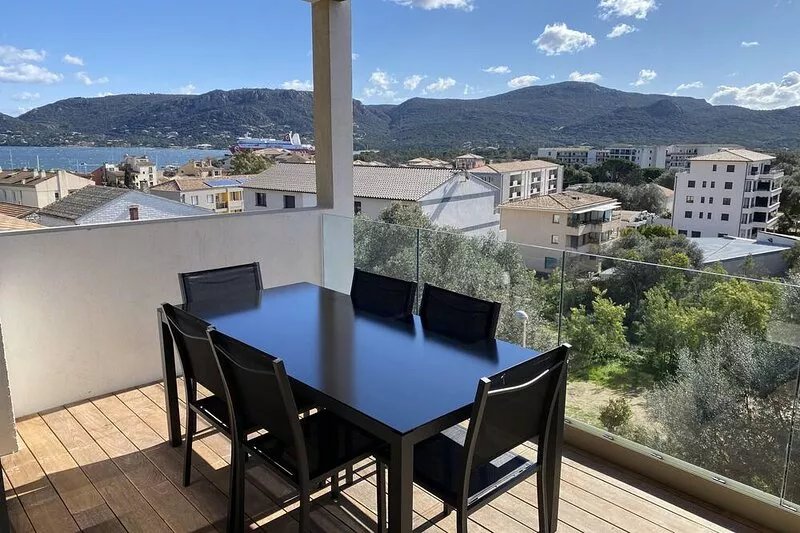 Spacious, bright apartment on the harbour for 4 to 6 people