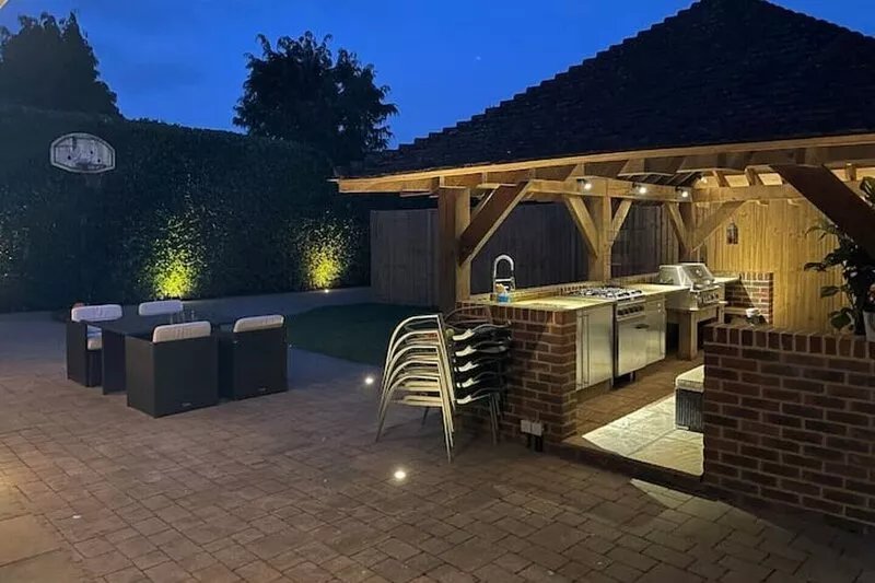 A Warm Welcoming Cosy Bungalow, 10 mins to Windsor