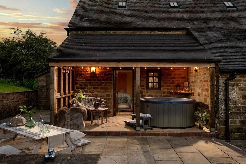 5* ULTIMATE LUXURY HOLIDAY BARN, HOT TUB, LOG BURNER, RURAL PEAK DISTRICT HAMLET