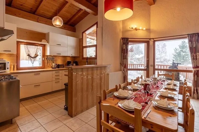Chalet Mathilde (Catered) - Cosy chalet 20m to piste, jacuzzi, boot warmers