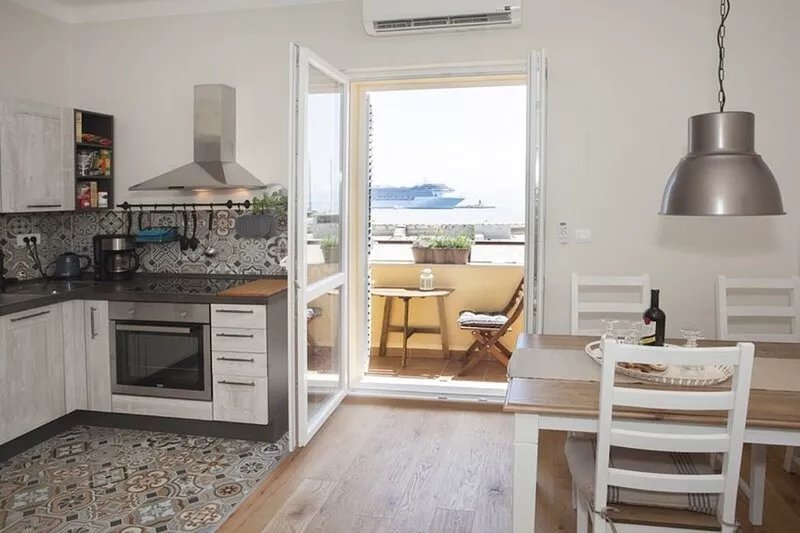****Apartment Xenios with sea view, promenade, old town, balcony