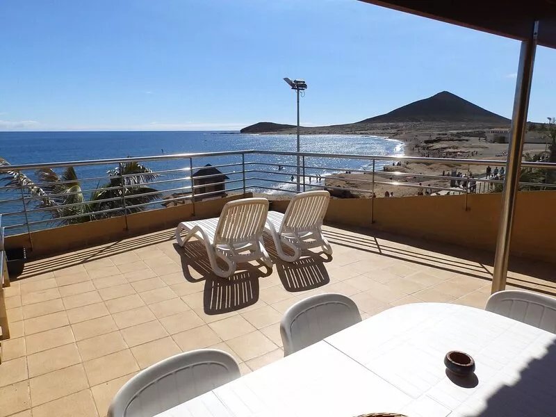 Magnific Beachfront Duplex with large terrace in el medano (wifi)