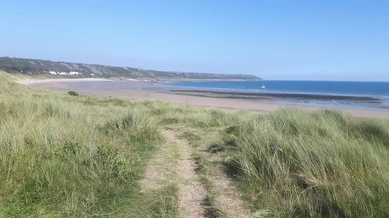 Cosy & Comfortable Entire Holiday Home, Llanelli. Fully equipped & Dog friendly