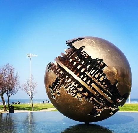 Sfera Grande di Pomodoro